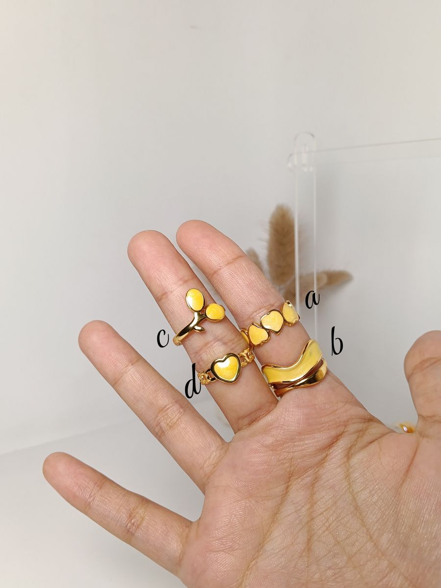 Sunehri Heart Ring